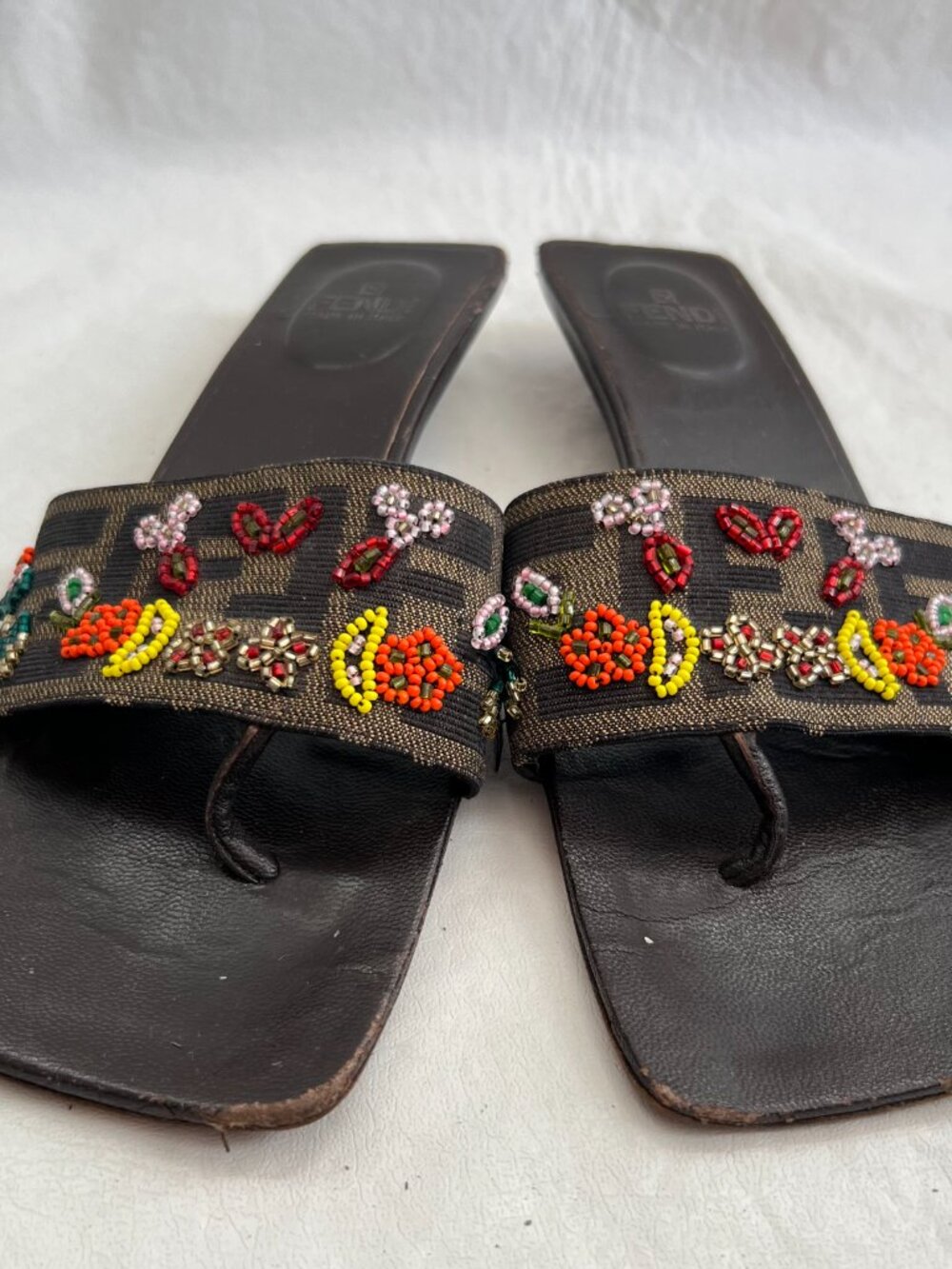 Vintage Fendi sandals kitten heel 7 brown leather fruit beaded zucca jacquard - Picture 2 of 12